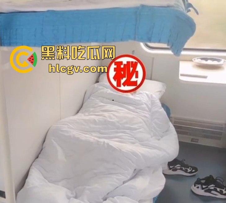 露出天花板『 桔梓』的绿皮火车大胆露出！卧铺间激情上演人前大胆秀，小区滑梯小孩们面前露奶自慰毫不顾忌！-4