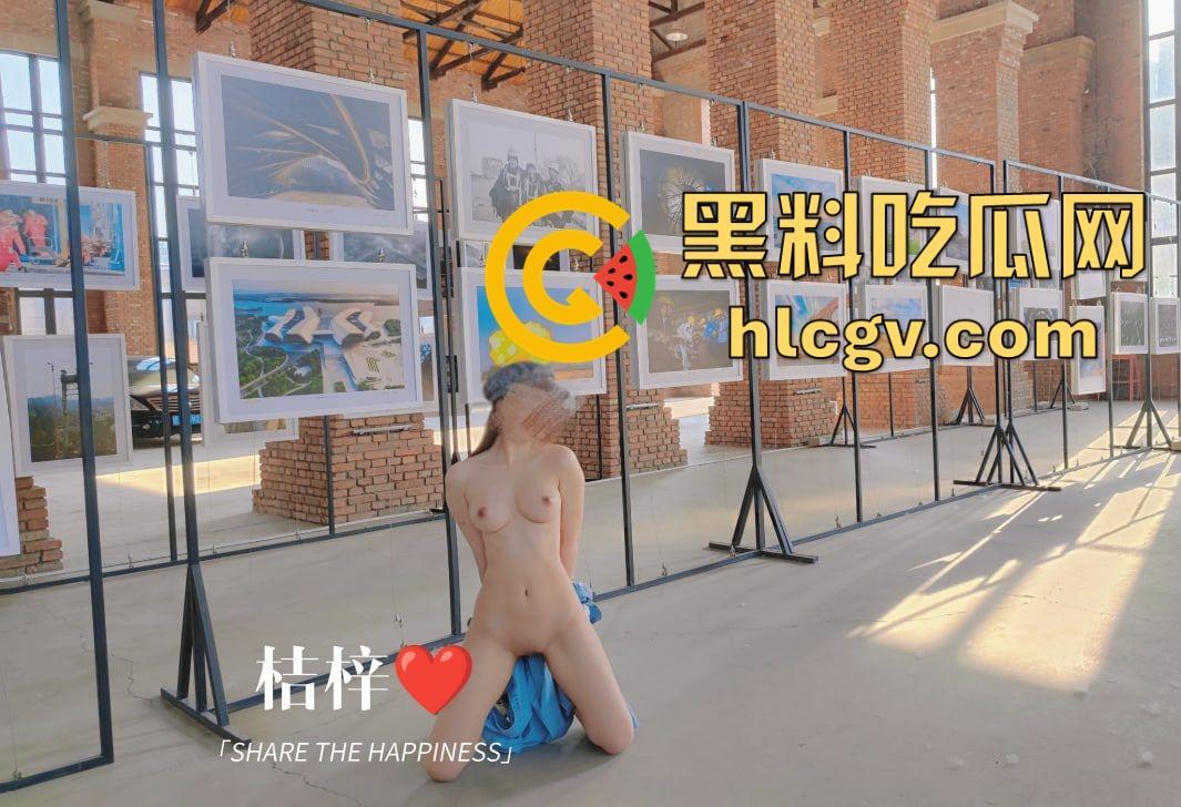 露出天花板『 桔梓』的绿皮火车大胆露出！卧铺间激情上演人前大胆秀，小区滑梯小孩们面前露奶自慰毫不顾忌！-9