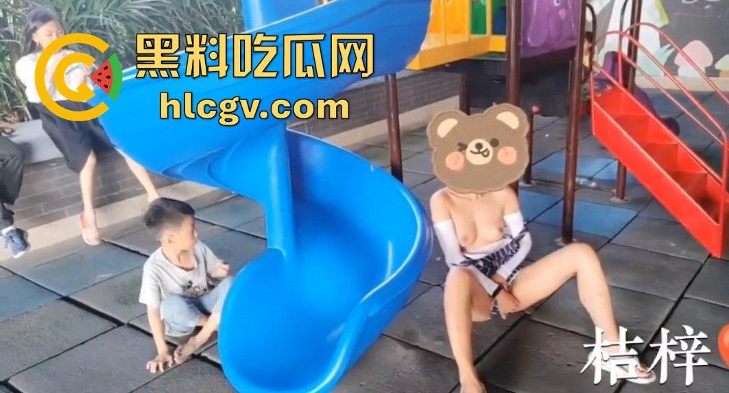 露出天花板『 桔梓』的绿皮火车大胆露出！卧铺间激情上演人前大胆秀，小区滑梯小孩们面前露奶自慰毫不顾忌！-13