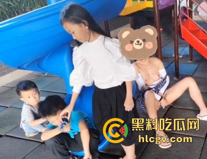 露出天花板『 桔梓』的绿皮火车大胆露出！卧铺间激情上演人前大胆秀，小区滑梯小孩们面前露奶自慰毫不顾忌！-15