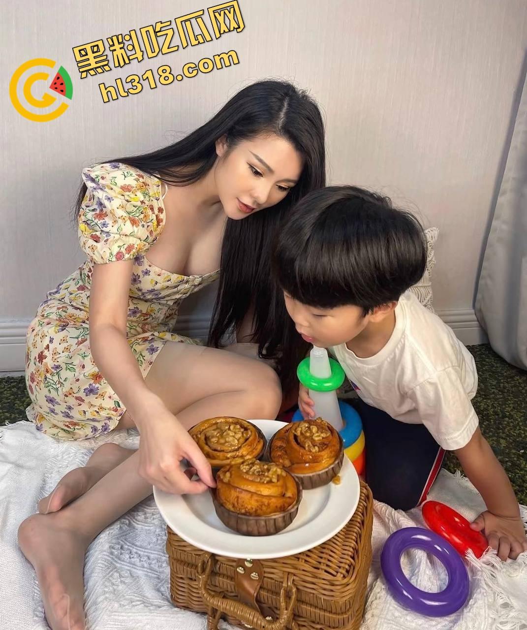 重庆34岁保姆『刘晓琳』带娃做饭都不算啥，黑丝肉丝做爱play姿势花样百出，熟妇味把人拿捏了！-9