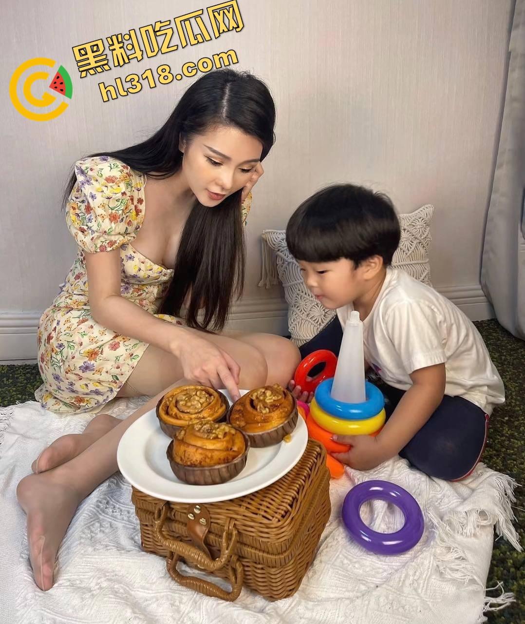 重庆34岁保姆『刘晓琳』带娃做饭都不算啥，黑丝肉丝做爱play姿势花样百出，熟妇味把人拿捏了！-11