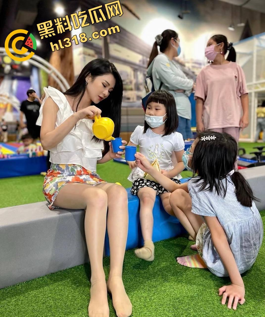 重庆34岁保姆『刘晓琳』带娃做饭都不算啥，黑丝肉丝做爱play姿势花样百出，熟妇味把人拿捏了！-12