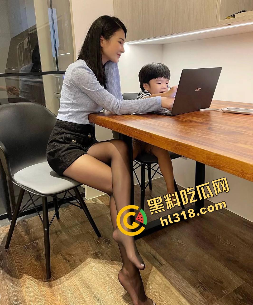 重庆34岁保姆『刘晓琳』带娃做饭都不算啥，黑丝肉丝做爱play姿势花样百出，熟妇味把人拿捏了！-13