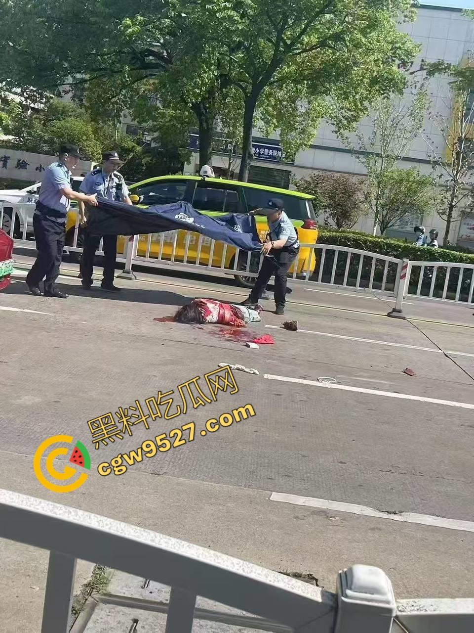 海宁街头惊现杀人割头恐怖画面!凶手带着手套十分专业当众杀人,现场血流一地,受害人当场死亡-8