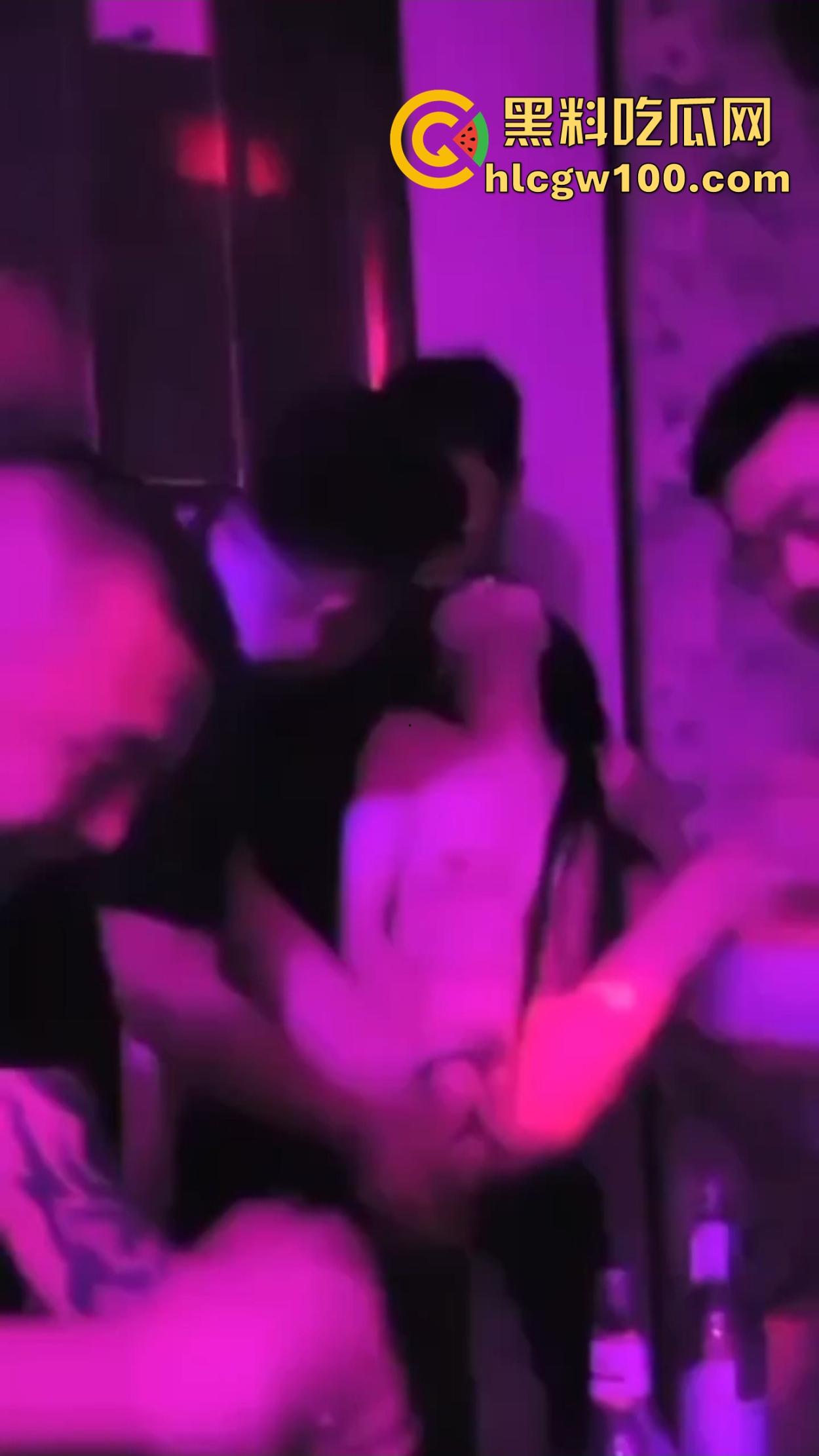 杭州拜金女『孙瑶晴』当众用逼喝酒,一瓶啤酒塞小穴就拿2000,大哥们钱多玩的花骚穴吹七八瓶就差旋起来了!-9