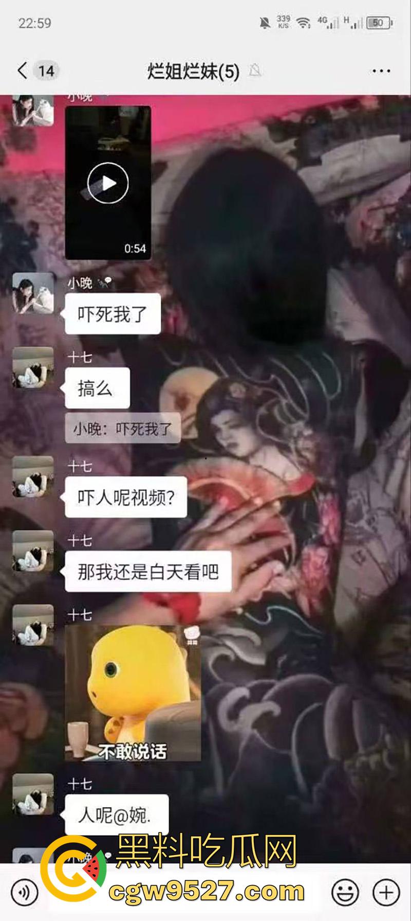 真实鬼上身现场画面,女孩躺在家中行为怪异,据说此前也被上过身,不得不说真吓人啊!-2