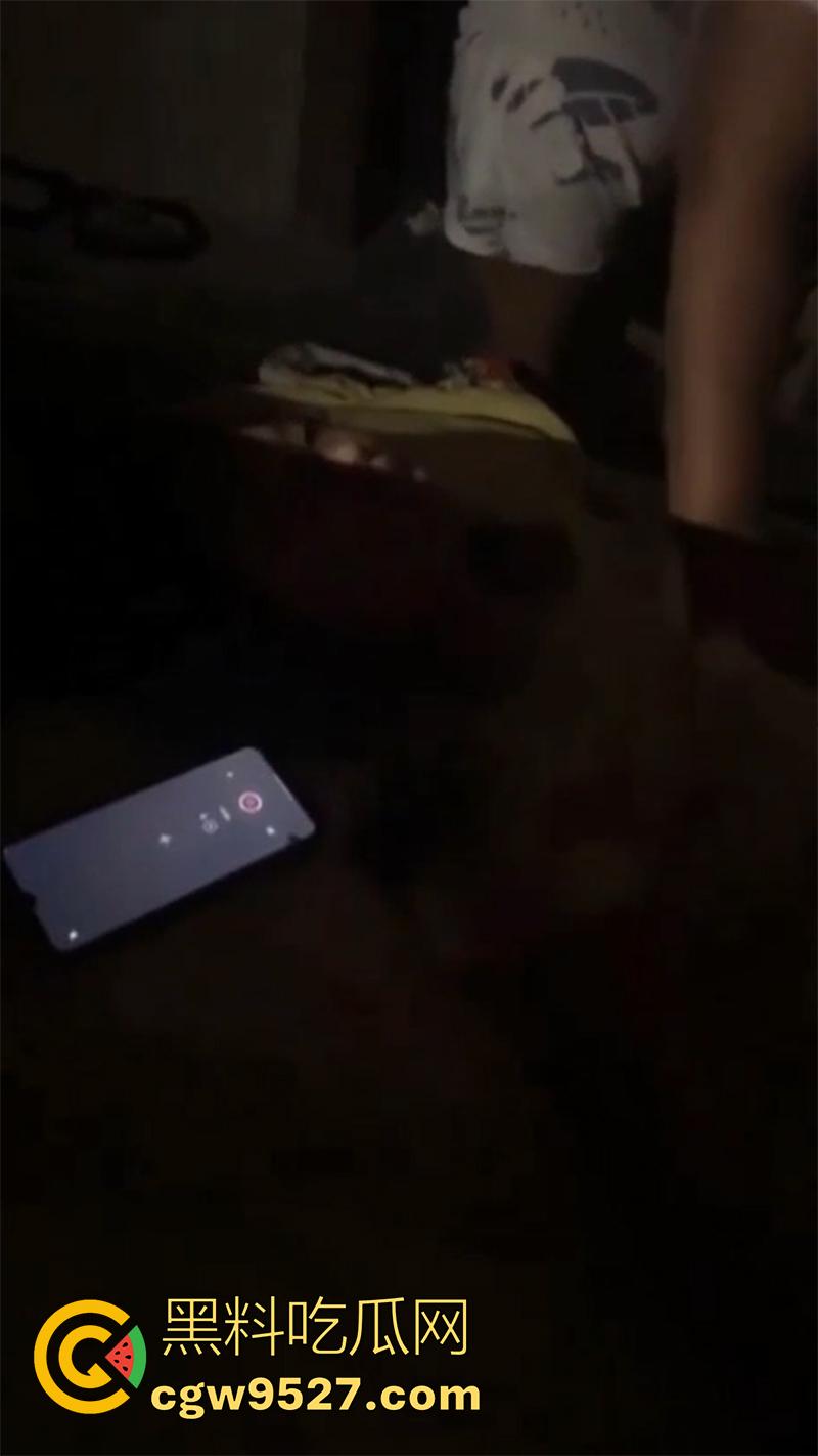 真实鬼上身现场画面,女孩躺在家中行为怪异,据说此前也被上过身,不得不说真吓人啊!-3