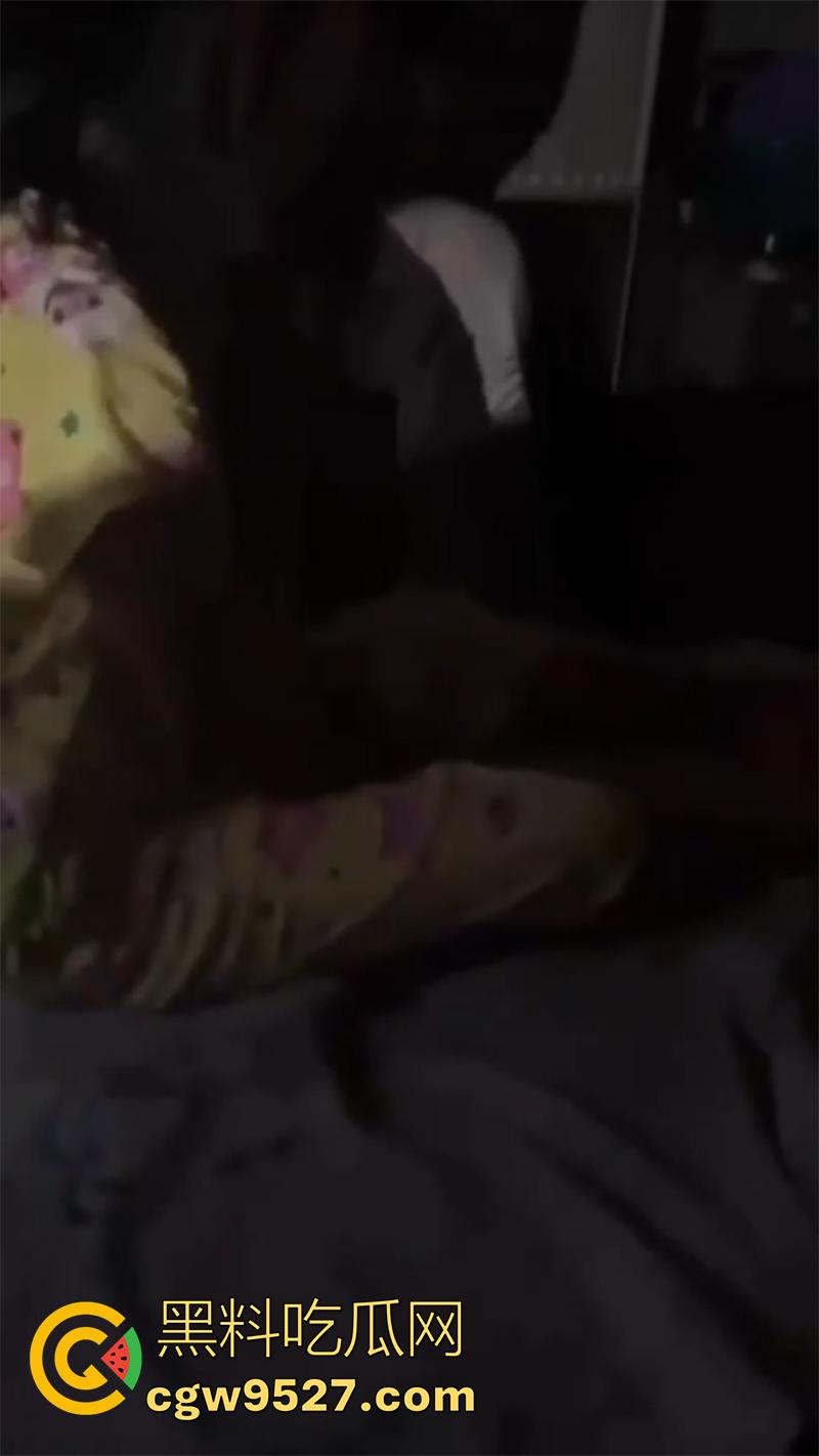 真实鬼上身现场画面,女孩躺在家中行为怪异,据说此前也被上过身,不得不说真吓人啊!-4