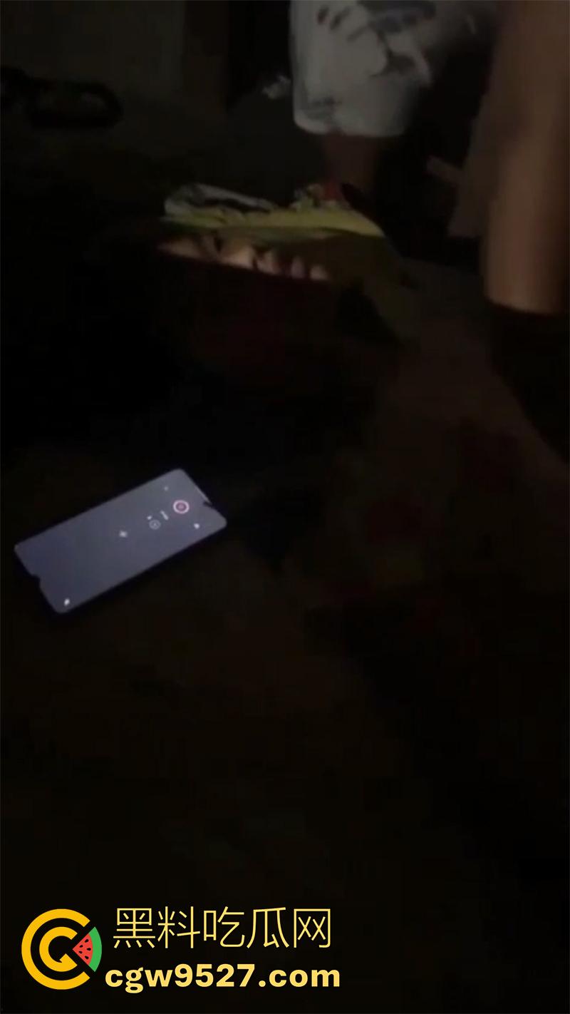 真实鬼上身现场画面,女孩躺在家中行为怪异,据说此前也被上过身,不得不说真吓人啊!-5