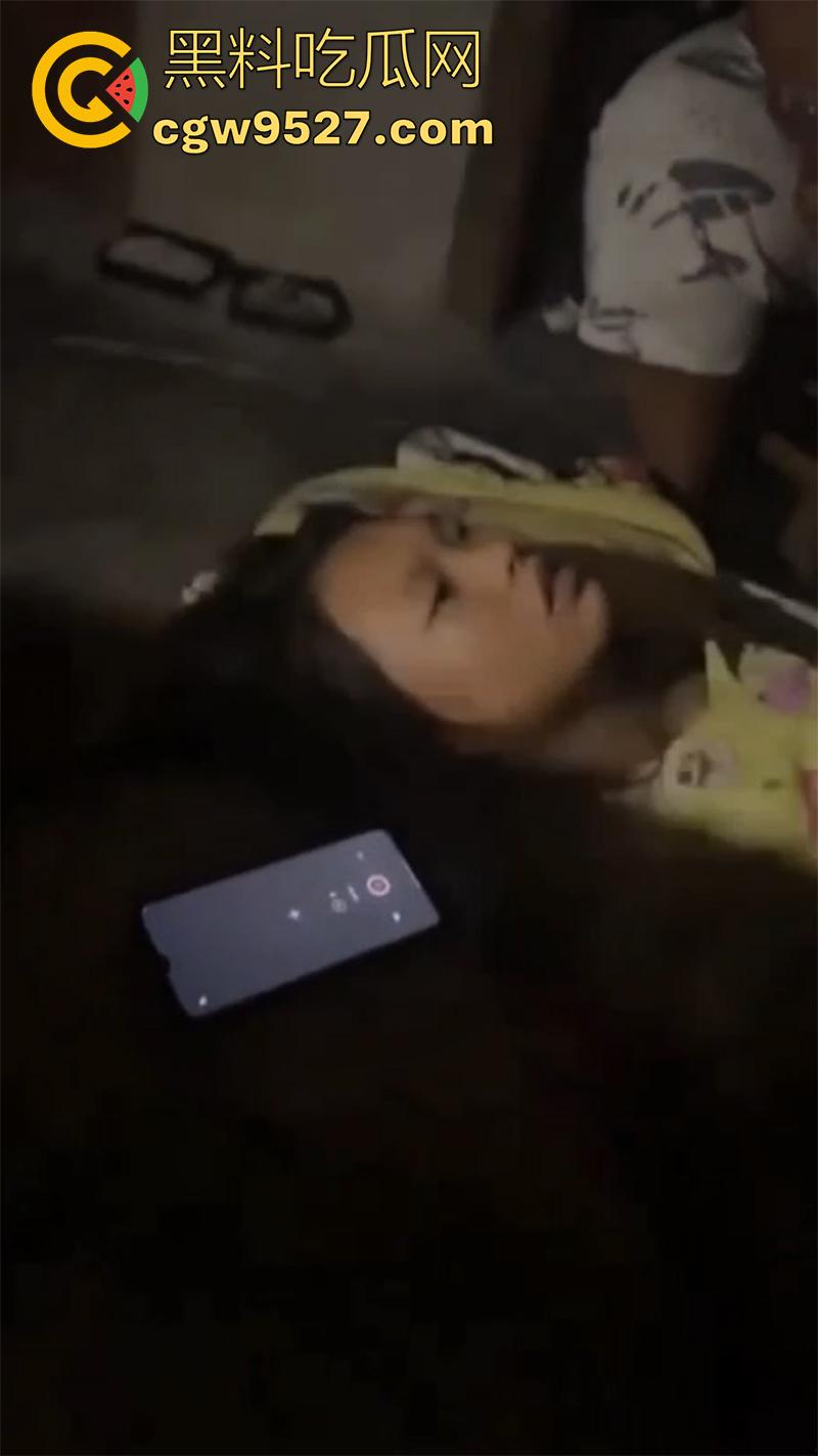 真实鬼上身现场画面,女孩躺在家中行为怪异,据说此前也被上过身,不得不说真吓人啊!-6