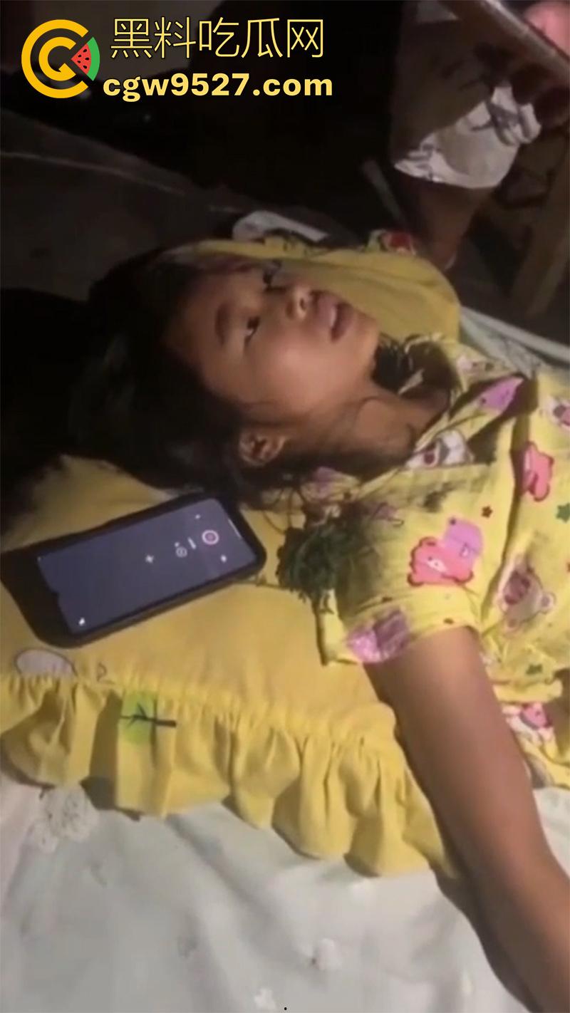 真实鬼上身现场画面,女孩躺在家中行为怪异,据说此前也被上过身,不得不说真吓人啊!-7