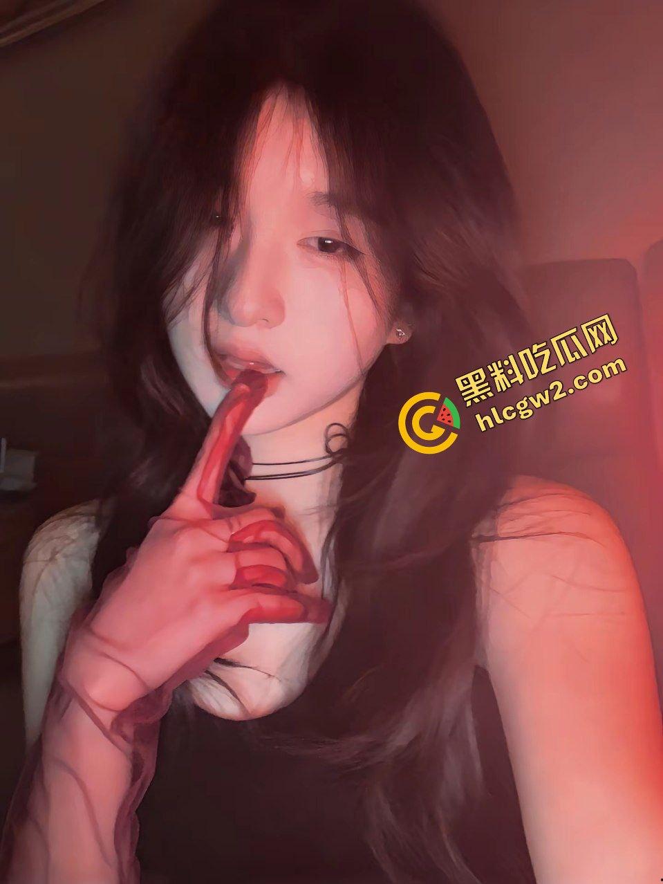 抖音清纯御姐反差骚贱网红『猫鱼酱』酒店与榜一互相口爱 淫荡神情超欠操！独家曝光！-7