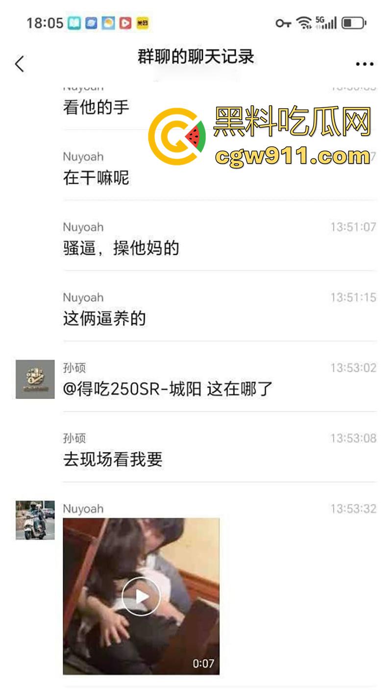 瓜友偷拍一对情侣,在店内大庭广众下亲密互动,被网友戏称为中指自带定位,这屁股是真的又圆又翘啊!-1