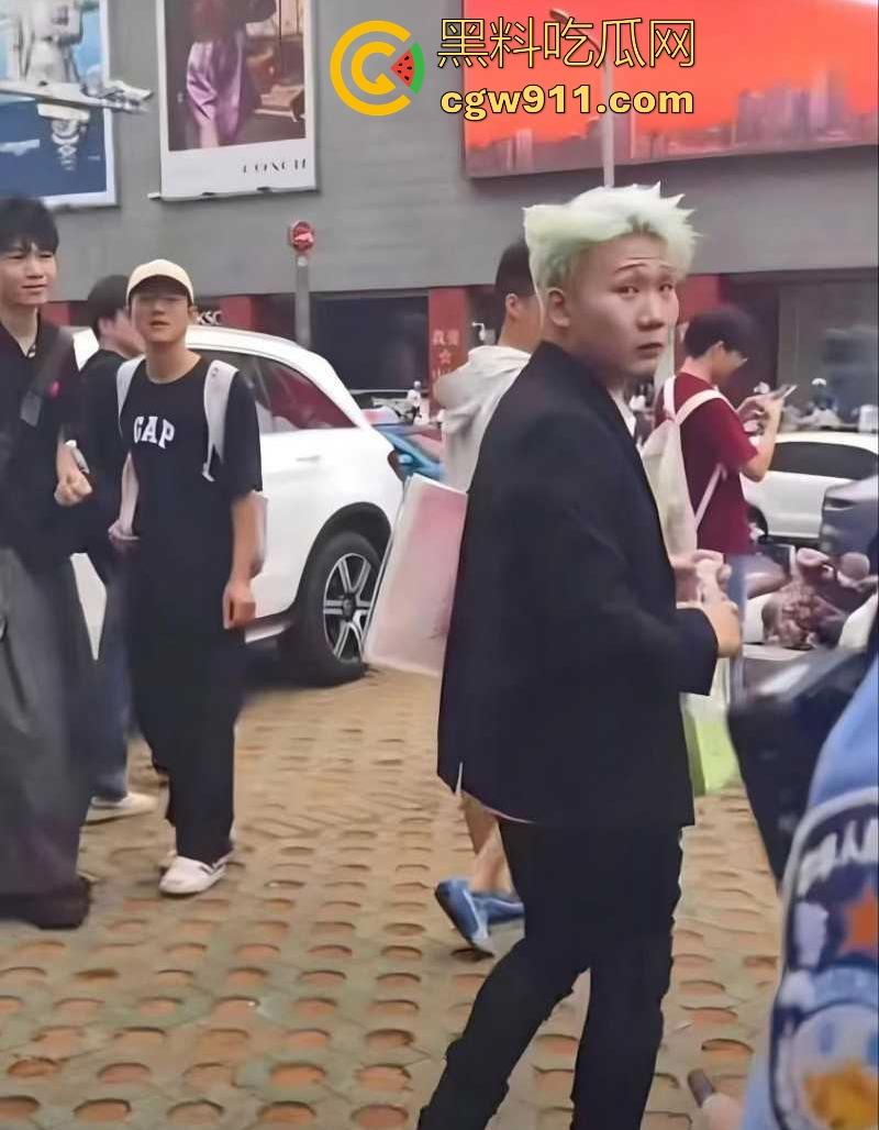 2025年最有种的男人出现了！抖音王源头号黑粉【王扁】古有关羽单刀赴会，只身现身演唱会“小汤圆”线下围攻！-8