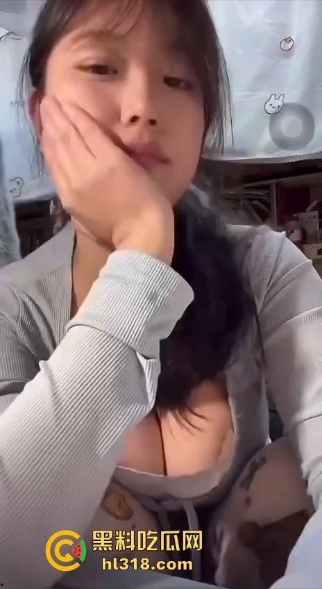 极品女大直播擦边卖货，硕大巨乳引人注目，都不知道她说什么了一心只盯着胸，眼睛移都移不开！-6