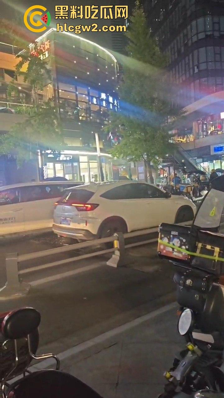 长沙小哥蛋糕送晚被砸头！顾客火力全开，手机爆头砸到满脸是血，迟到一分钟就挨这么狠？-7