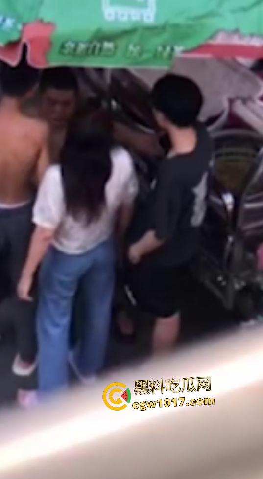 恋母儿子抓包母亲出轨老男人,脱衣服露排骨要单挑,情人无动于衷,老母还护奸夫,死去的老公看到会怎么想!-1