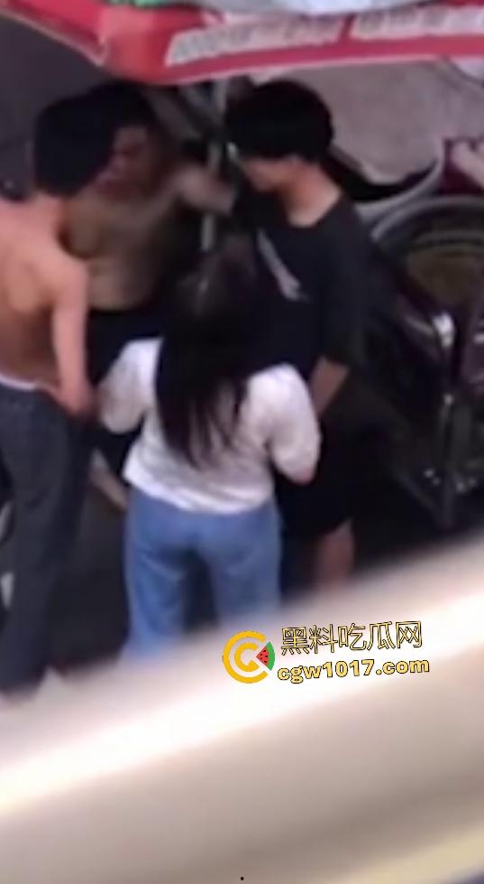 恋母儿子抓包母亲出轨老男人,脱衣服露排骨要单挑,情人无动于衷,老母还护奸夫,死去的老公看到会怎么想!-2