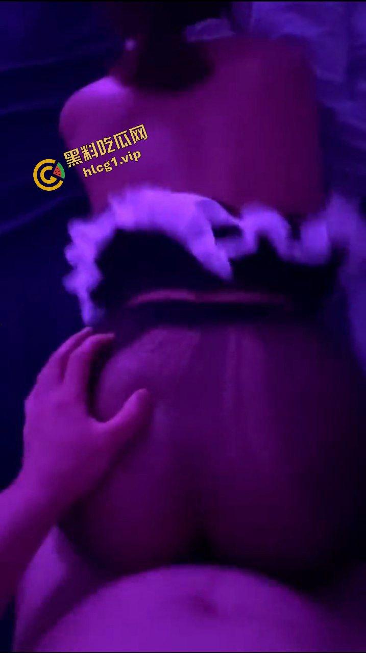 海南琼海人妻反差母狗『江晨』与男友房间后入爆操！骚语淫叫不断！-9