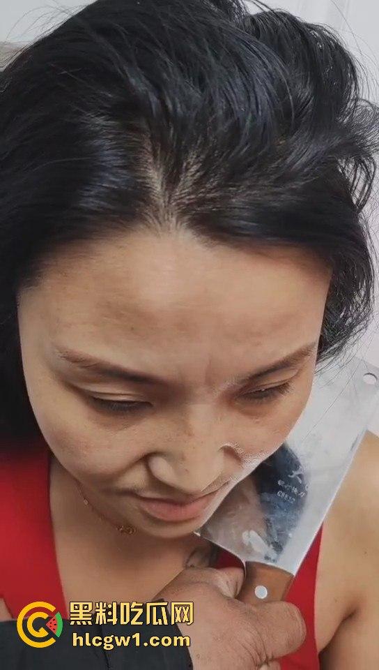 南昌捉奸场面火爆！刀都架婊子脖子上了，狗男人还裹被子怕走光，真是笑死人！-7