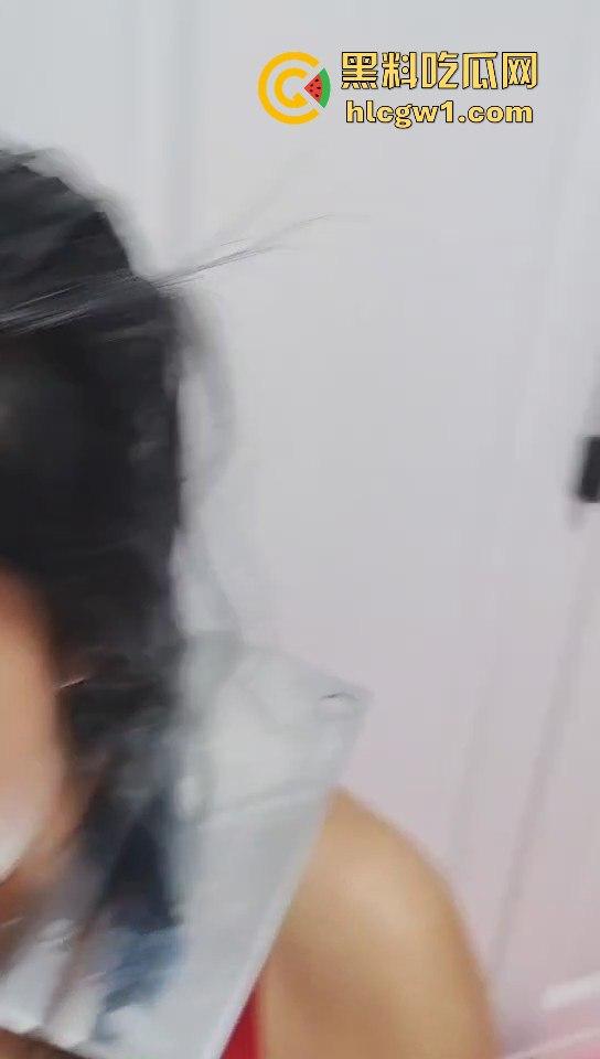 南昌捉奸场面火爆！刀都架婊子脖子上了，狗男人还裹被子怕走光，真是笑死人！-8