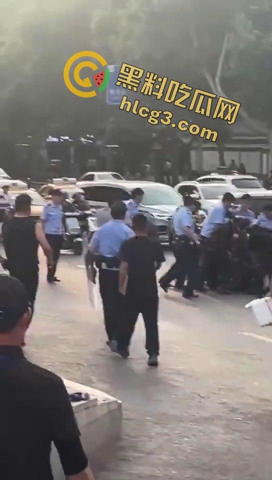 西安大雁塔景区菜刀小伙与警察激烈交火，惊心动魄现场引爆网络！-4