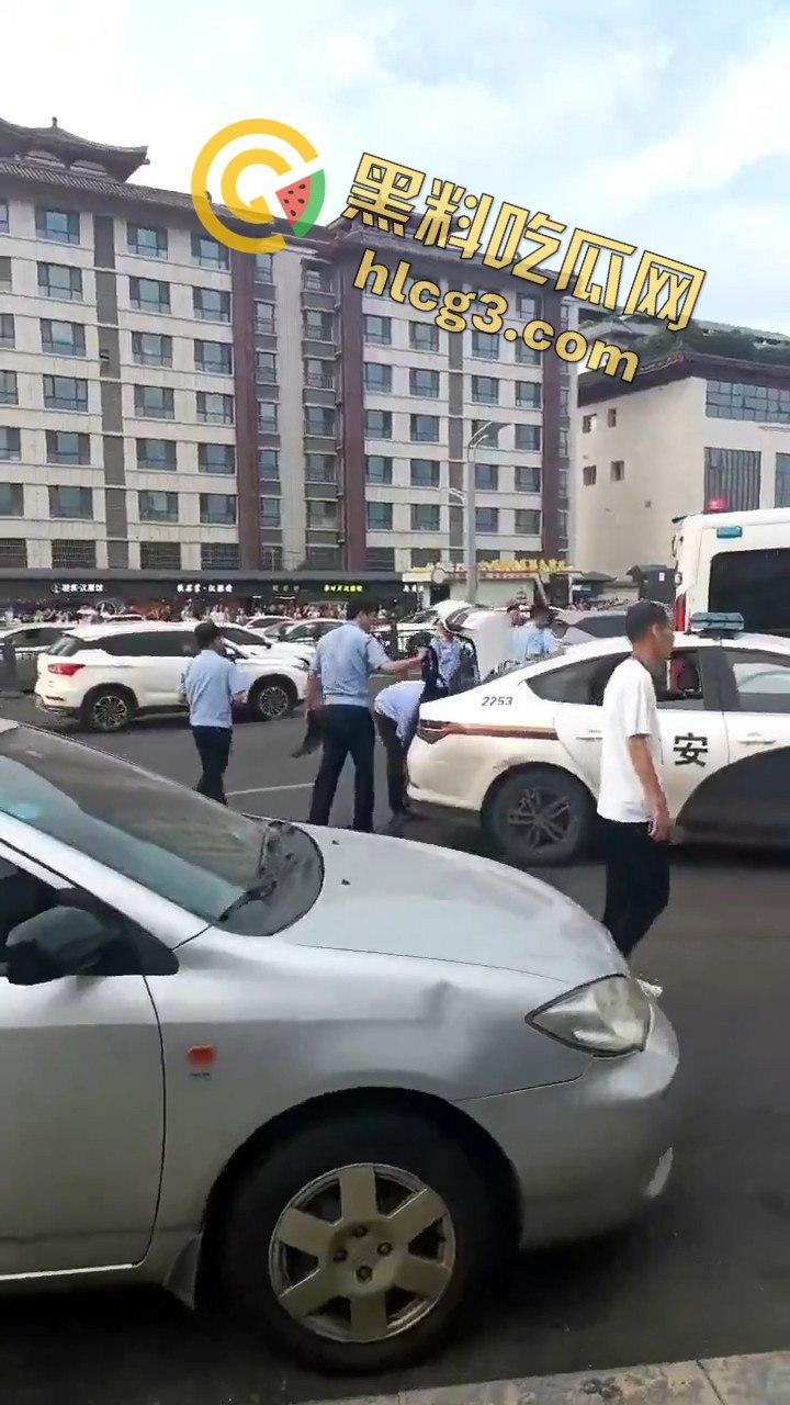 西安大雁塔景区菜刀小伙与警察激烈交火，惊心动魄现场引爆网络！-9
