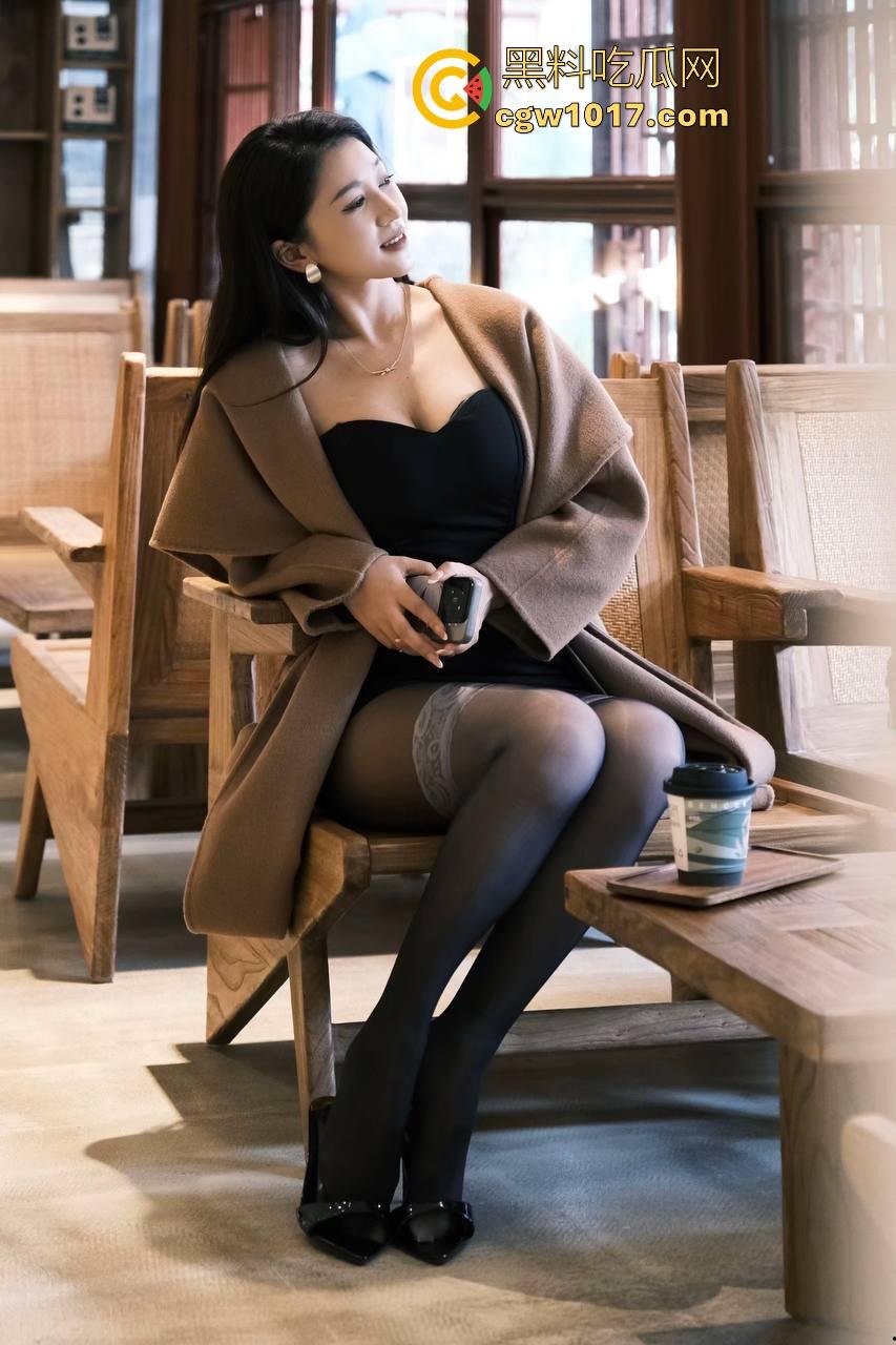 佛山创业产业园某静吧卡座惊现情侣缠绵!音乐轰鸣霓虹闪烁,美腿御姐诱惑拔屌手撸,干柴变成烈火上演活春宫!-1