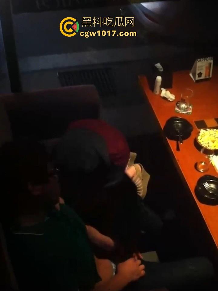 佛山创业产业园某静吧卡座惊现情侣缠绵!音乐轰鸣霓虹闪烁,美腿御姐诱惑拔屌手撸,干柴变成烈火上演活春宫!-6