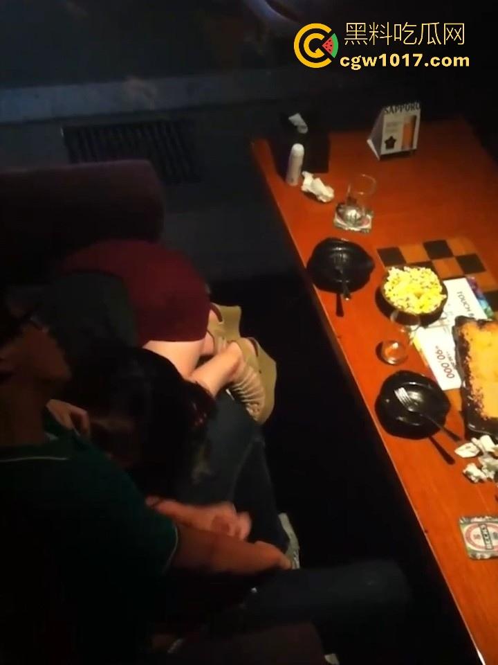 佛山创业产业园某静吧卡座惊现情侣缠绵!音乐轰鸣霓虹闪烁,美腿御姐诱惑拔屌手撸,干柴变成烈火上演活春宫!-10