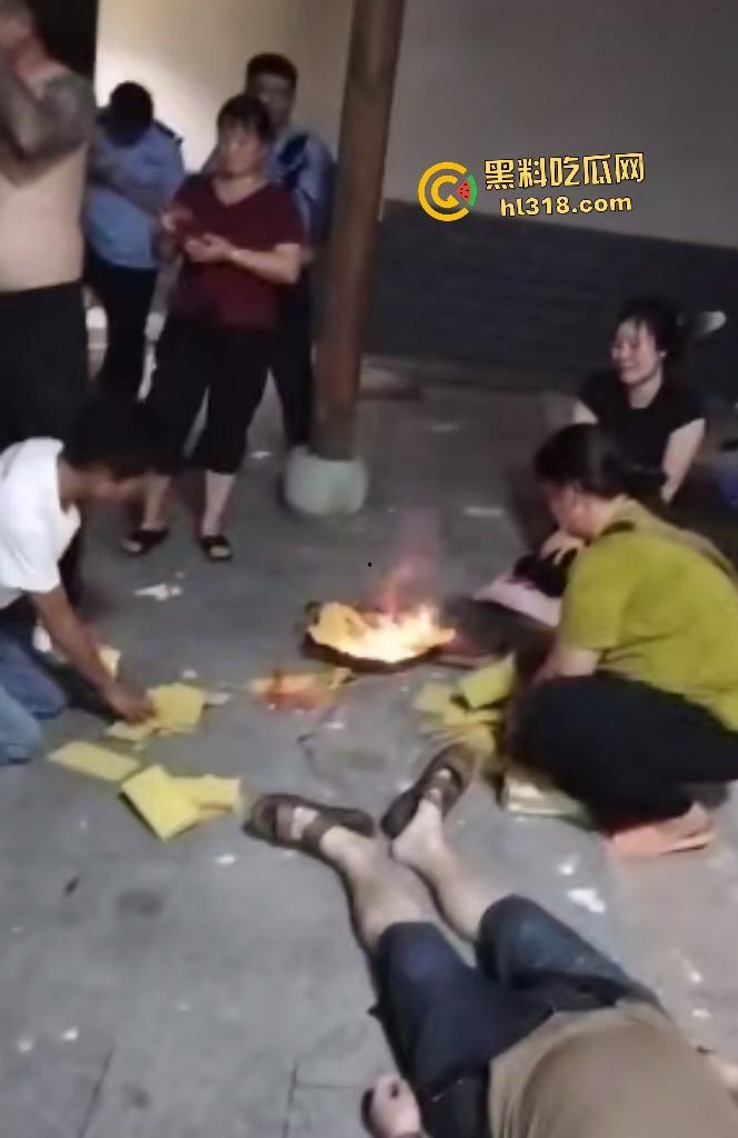 50岁男子因无证骑摩托被6名交警追家里,辣椒水警棍活活打死,家人直接在旁边盖头布烧香!-6