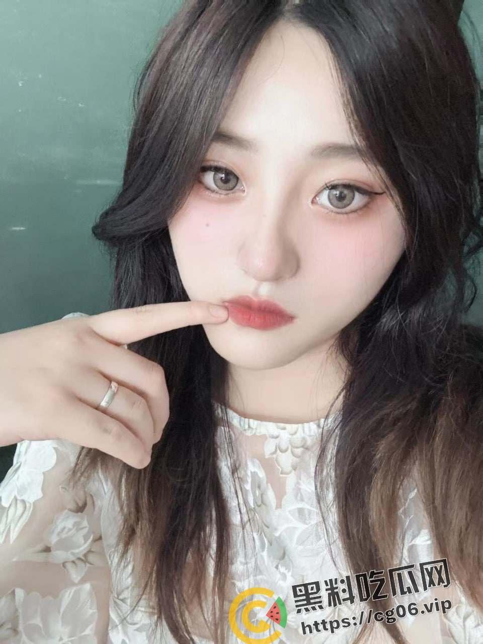 瓜友投稿!上海纹身母狗【江颖】恋情内给网友发私密视频被男朋友曝光 抠逼 摸奶 是自家男朋友的大屌满足不了你吗-1