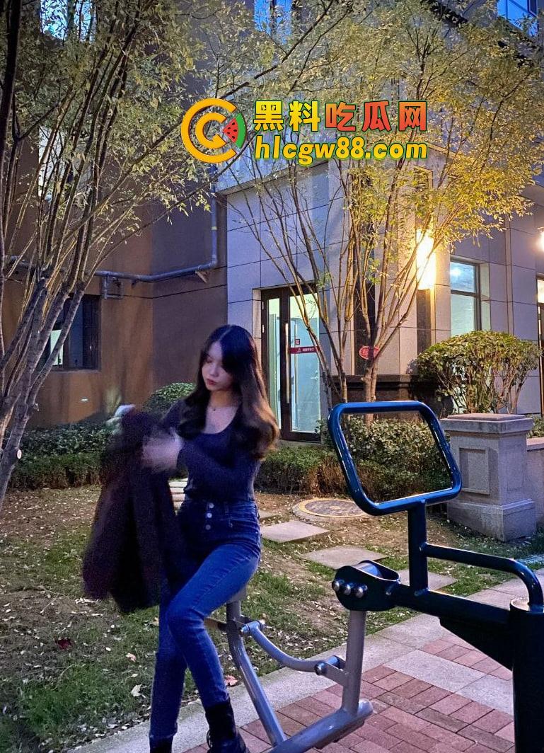 长沙学院御姐『田淑青』被调教成骚母狗,情趣装勾引男人猛吸鸡巴全套服务,露出楼道狠草汁水狂流!-3