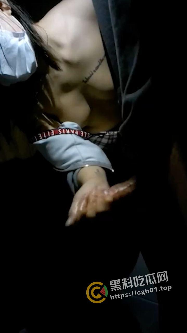 女子厕所给上了年纪的领导口交 脱了衣服给摸胸 还安慰领导小小的也很可爱-4