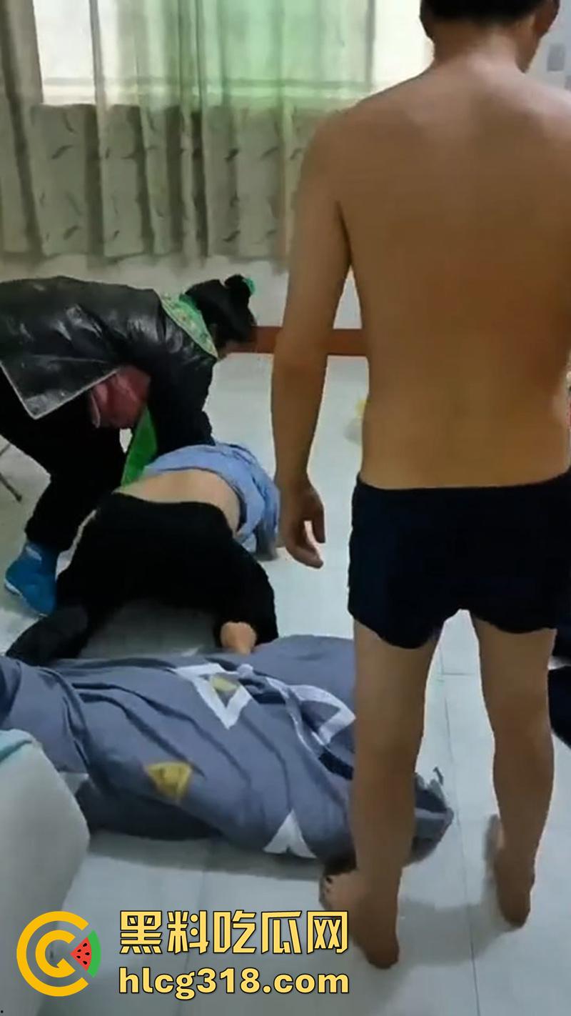 肥猪妻子带人捉奸，老公竟出轨同村骚妇，趁老公外出打工睡遍全村，果然玩的就是个骚劲啊！-2