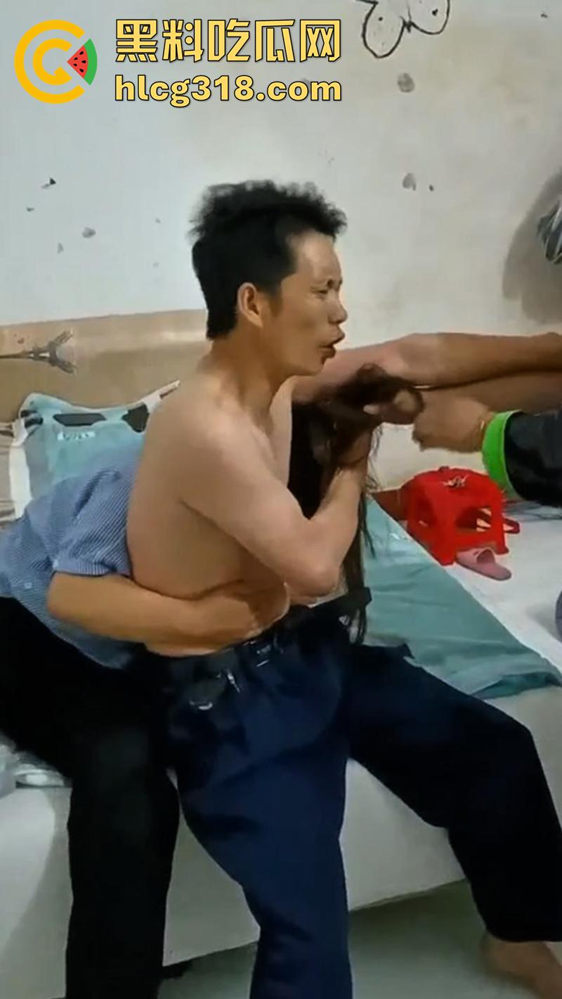 肥猪妻子带人捉奸，老公竟出轨同村骚妇，趁老公外出打工睡遍全村，果然玩的就是个骚劲啊！-6