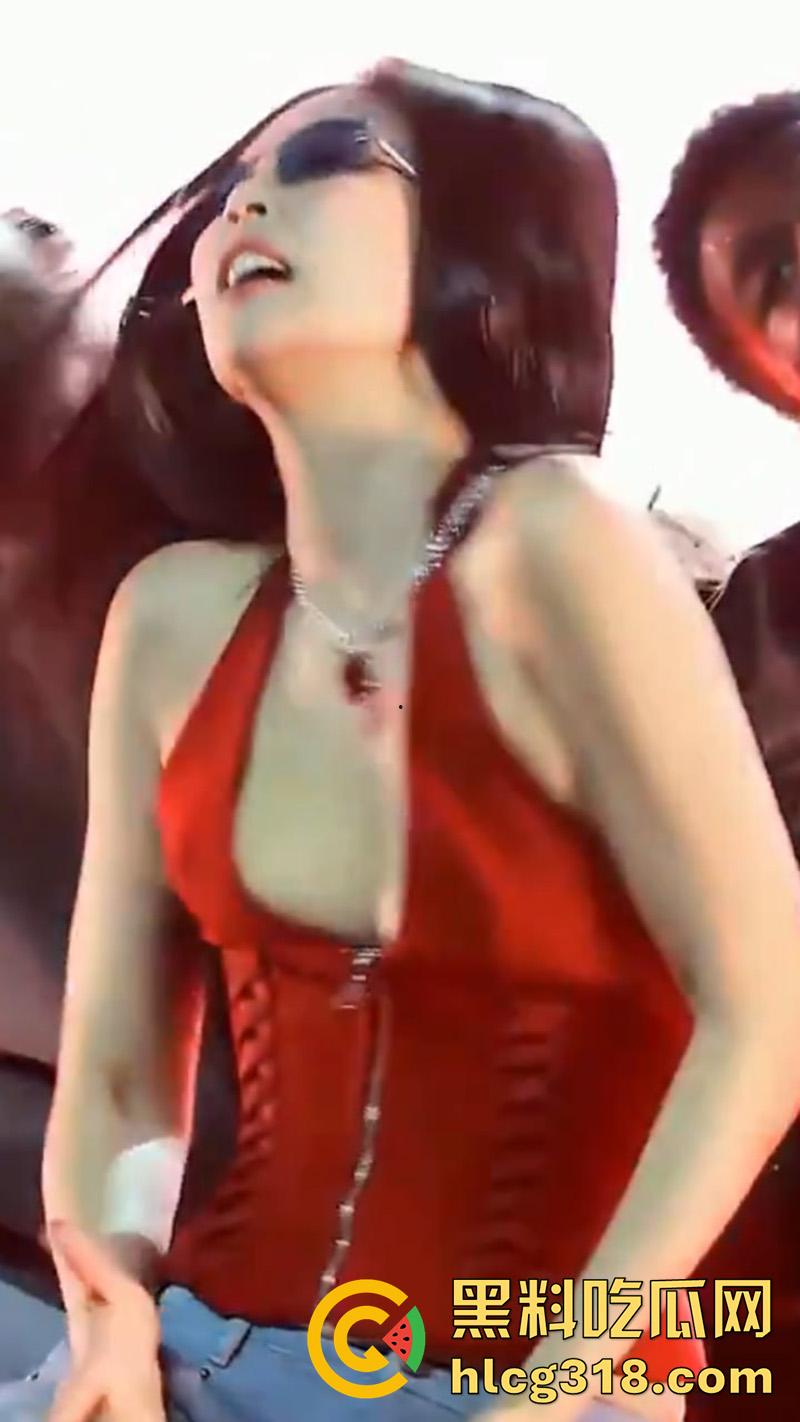 韩国女团太敢穿意外走光，Blackpink成员【jennie】，演唱会乳头走光，白嫩巨乳诱人至极！-3