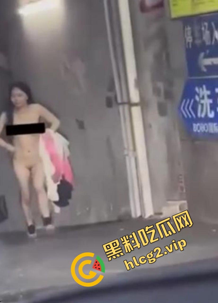 长沙解放西惊现全裸少妇！从地下停车场一丝不挂走上来！是主人的任务还是醉酒闹剧呢？-2