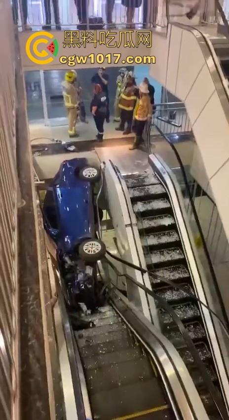 不是我一开始真以为在拍电影呢！女司机驾驶车辆失控冲入商场，撞到自动扶梯后停下，堪称恐怖大片！-1