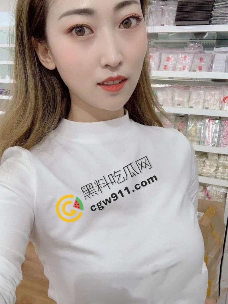 陕西西安极品绿帽夫妻疯狂酒店约炮!娇妻美乳嫩穴被双管齐下,大屌男把骚妻操到浑身颤抖淫水狂流,刺激不已-4