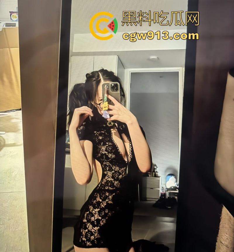 上海大学清纯女神【刘薇薇】被金主在酒店狂干视频曝光,性感黑丝蜜桃翘臀,无套后入猛插,翘臀被拍打的通红!-1