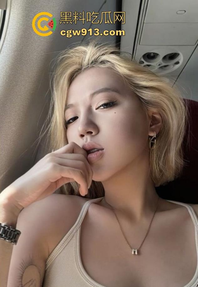 上海大学清纯女神【刘薇薇】被金主在酒店狂干视频曝光,性感黑丝蜜桃翘臀,无套后入猛插,翘臀被拍打的通红!-5