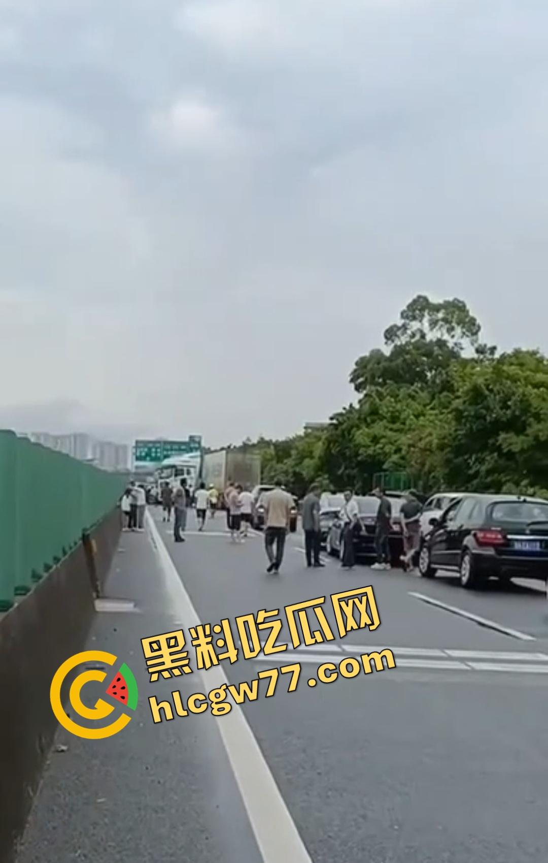 泉南高速惊魂!临桂-灵川段大挂车狂撞四小车,福利路出口变炼狱!-1