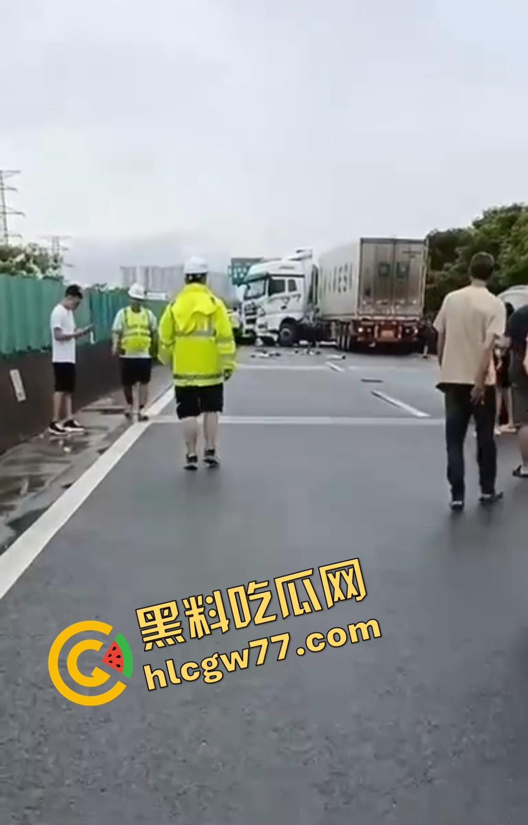 泉南高速惊魂!临桂-灵川段大挂车狂撞四小车,福利路出口变炼狱!-2