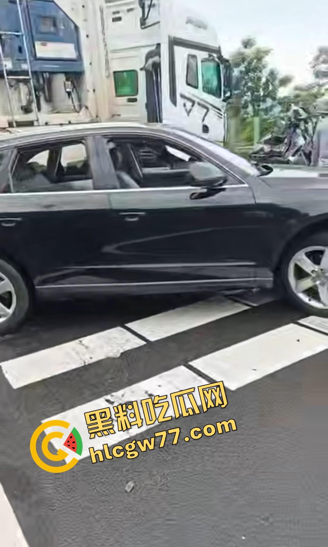 泉南高速惊魂!临桂-灵川段大挂车狂撞四小车,福利路出口变炼狱!-3