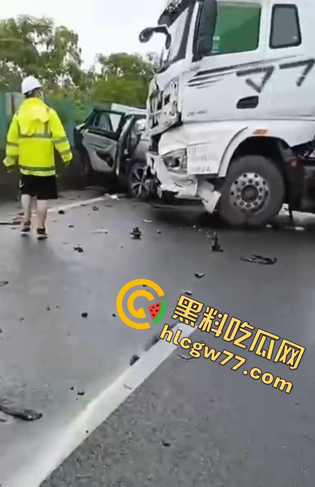 泉南高速惊魂!临桂-灵川段大挂车狂撞四小车,福利路出口变炼狱!-4