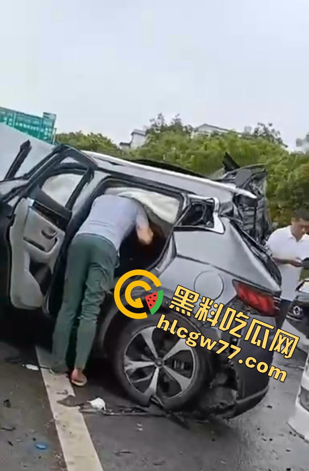 泉南高速惊魂!临桂-灵川段大挂车狂撞四小车,福利路出口变炼狱!-6