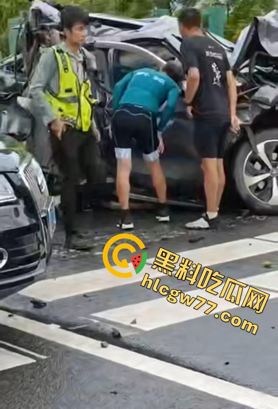 泉南高速惊魂!临桂-灵川段大挂车狂撞四小车,福利路出口变炼狱!-7