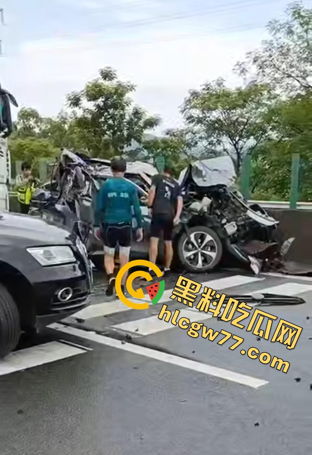 泉南高速惊魂!临桂-灵川段大挂车狂撞四小车,福利路出口变炼狱!-8